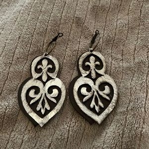 Gorgeous earrings leather back.